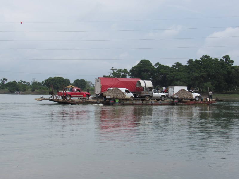 Ferry de Sayaxché. Foto cortesía de Evaristo Carmenate.