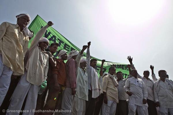 Local farmers, whose water sources are being diverted to the controversial Indiabulls coal powered plant, join the Greenpeace activists in calling for the Maharashtra government to prioritize their access to water. Photo credit: Sudhanshu Malhotra/Greenpeace.