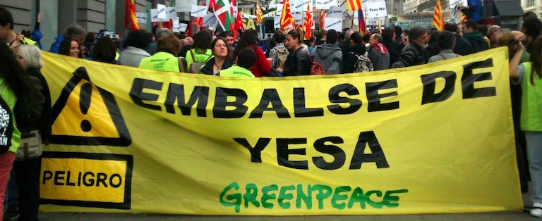 A protest earlier this month in Madrid against increasing the capacity of the Yesa Dam in the Pyrenees. Photo by Santiago Sáez Moreno. 