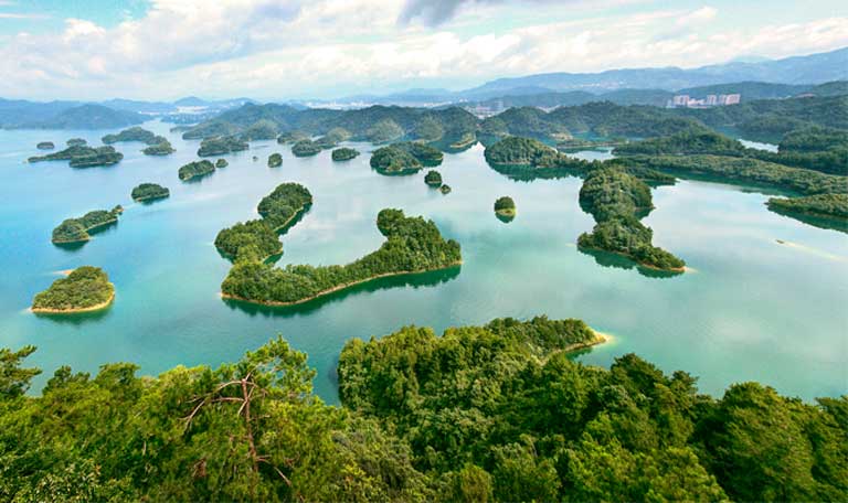 Thousand Island Lake in China, the result of a dam built in the 1950s on the Xin'an River, was one of 15 dams worldwide included in a recent study that concluded that reservoir islands should not be counted as conservation areas by developers. Photo by Bryan Ong on Flickr, under a Creative Commons CC BY-NC-ND 2.0 license