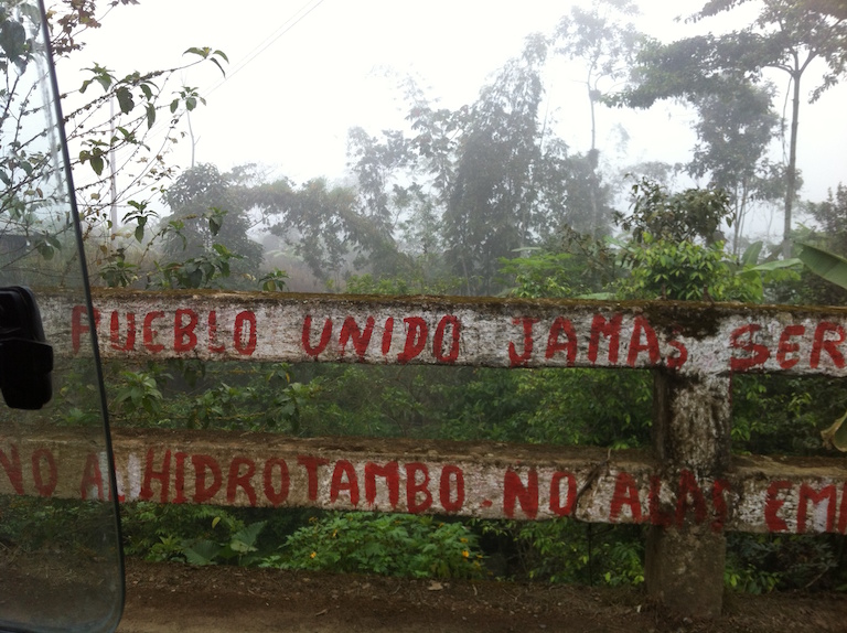 A fence in San Pablo de Amalí reads, in part "A united community will never be divided" and "No to Hidrotambo" in protest of the dam. Photo by Rachel Conrad