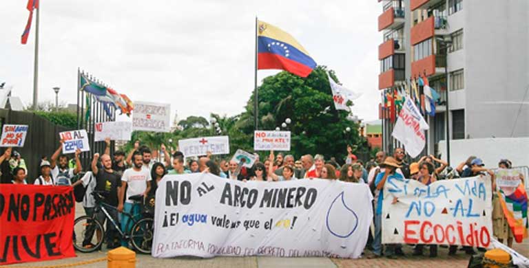 Protesters against the Orinoco Mining Arc let their opposition be known at the Venezuelan Supreme Court. Photo Courtesy of Aporrea