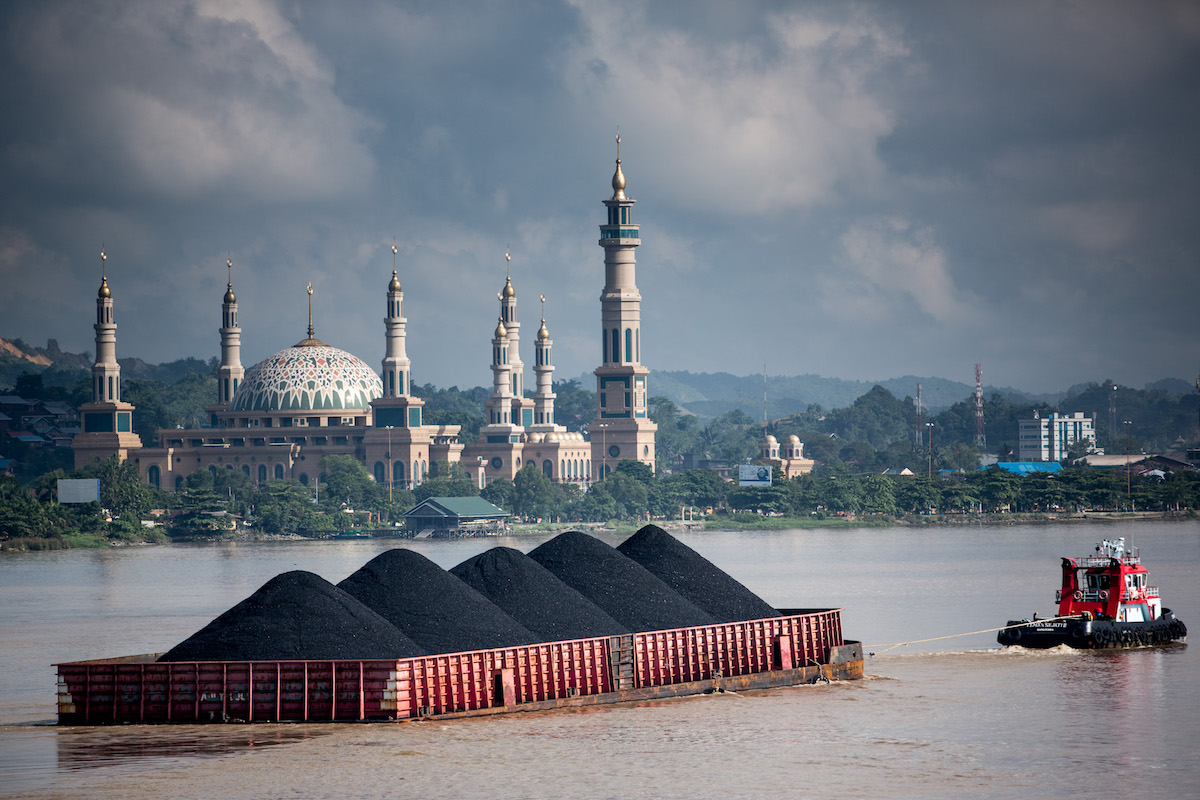 Coal barges on the Mahakam river in Samarinda, East Kalimantan. Photo by Kemal Jufri/Greenpeace.