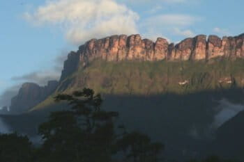 Auyna Tepui in Parque Nacional Canaima, part of the Guiana Shield. Photo by Christoph Kühnhanss via Wikimedia Commons.
