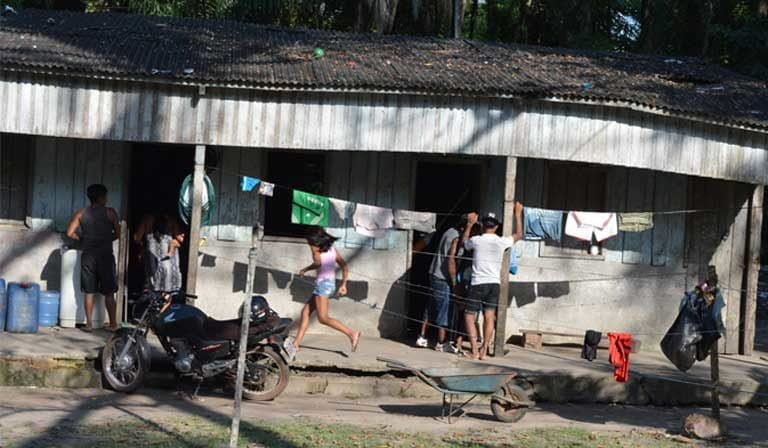 Homes in the indigenous Praia do Indio (Indian´s Beach) community on the edge of Itaituba. Indigenous people feel increasing pressure from small-scale miners, large scale mining companies, and the industrialization of the Tapajós Basin. Photo by Zoe Sullivan for Mongabay