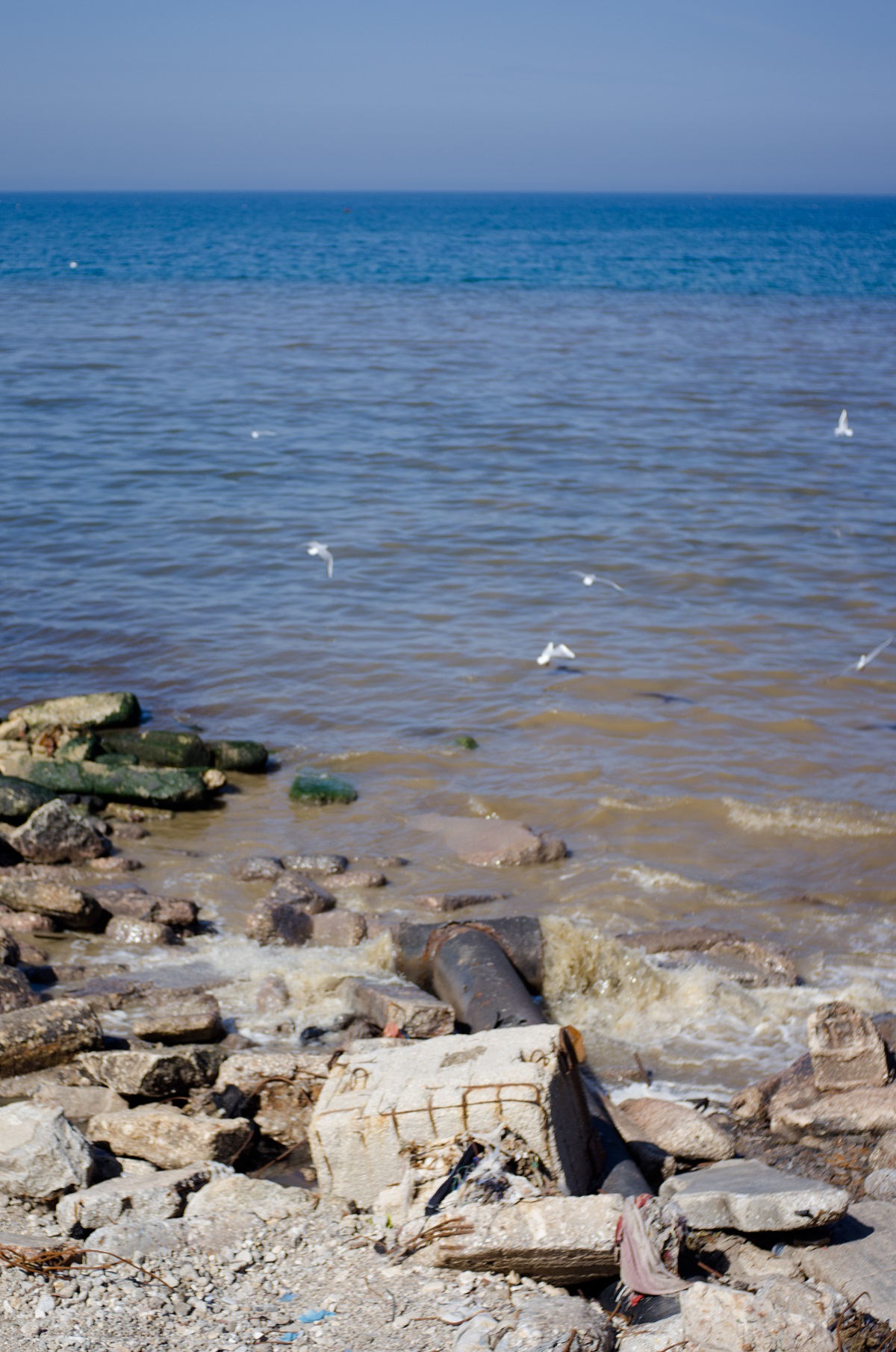 A refuse pipe spews untreated wastewater into the sea, a problem that has increased since Gaza’s electricity shortage worsened in 2017. Photo by Kaamil Ahmed/Mongabay.