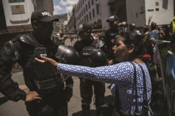 The vice president of the Confederation of Indigenous Nationalities of the Ecuadorian Amazon (CONFENIAE), Zoila Castillo confronts a policeman demanding that she be let into the government palace of Carondelet to personally deliver to the president the order they prepared on March 12, 2018. Photo by Jonatan Rosas.
