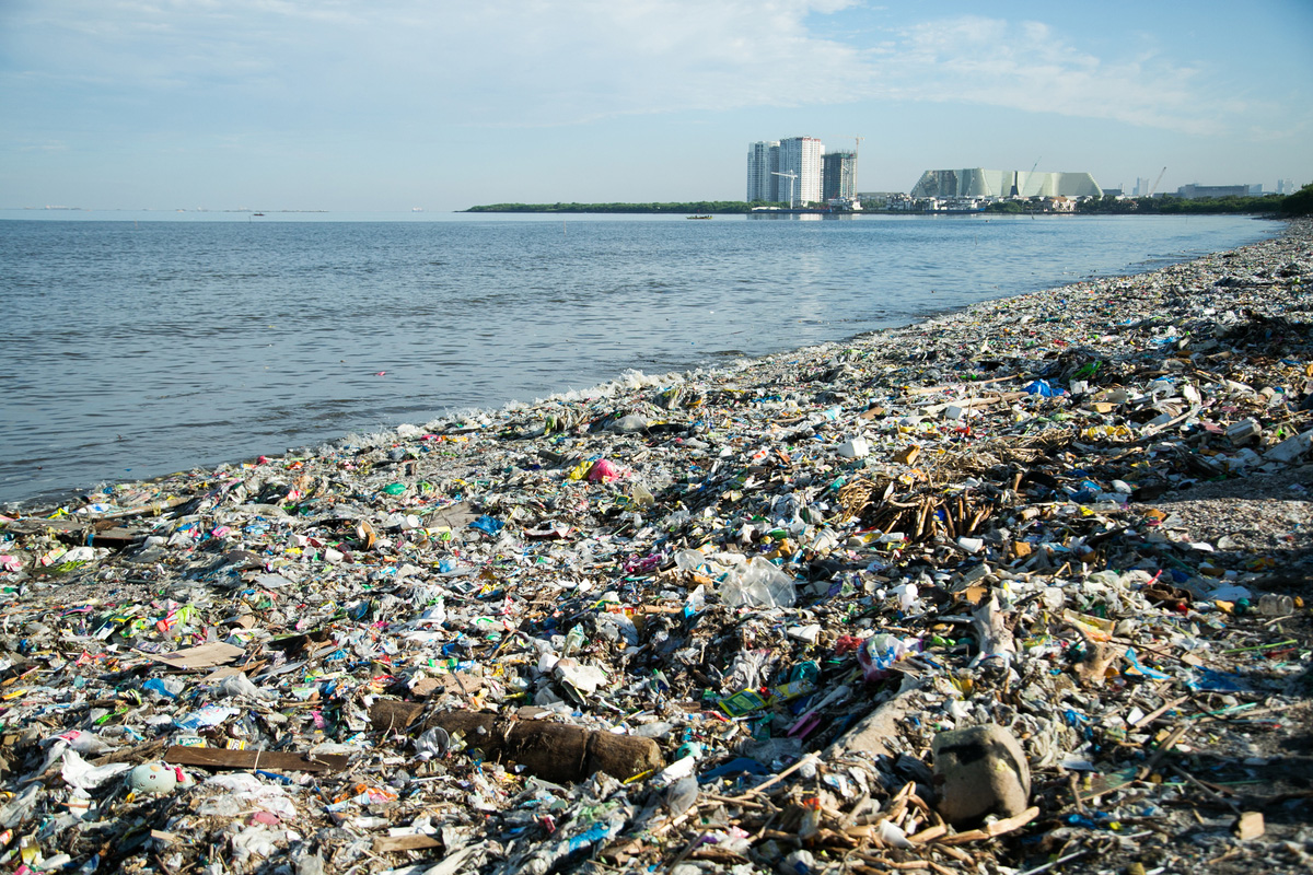 The coast of Freedom Island in Metro Manila teems with trash in this photo taken in 2017. Image courtesy of Greenpeace.