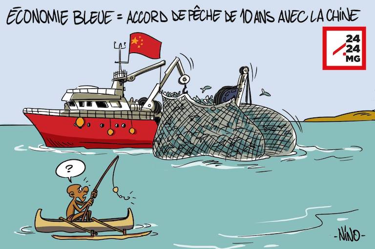 A cartoon that ran on the Malagasy news site 2424.mg. The caption reads “Blue Economy = 10-year fishing deal with China.” Image courtesy of 2424.mg.