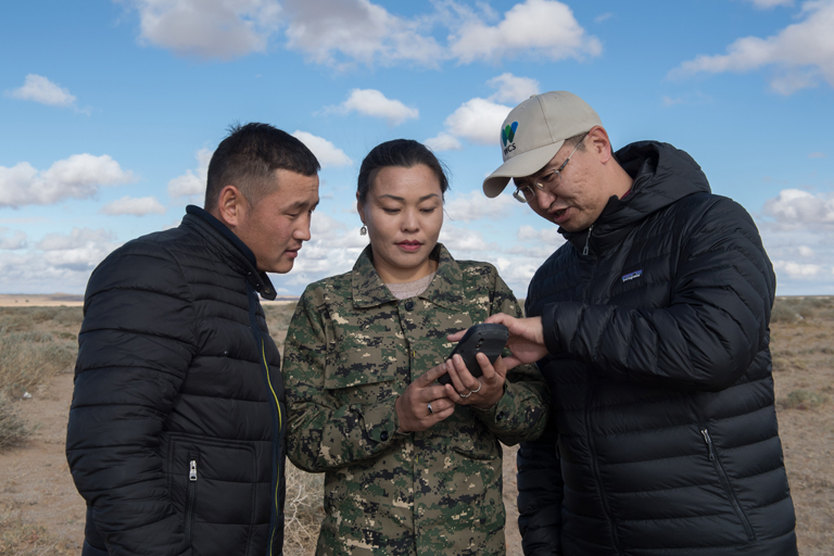 Conservationists in the field must often make quick decisions based on whatever evidence is available, but reflecting on those decisions later can be key to future success. Photo by Julie Larsen Maher for WCS.