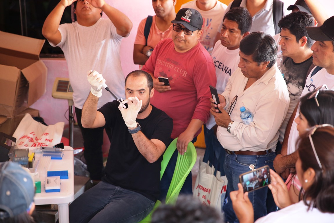 Lead researcher Diego Cardeñosa showing authorities in Peru how to use new DNA Toolkit. 