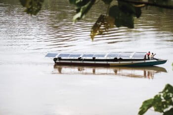 Tapiatpia, the first solar canoe, on its 25-day inaugural voyage from Lago Agrio in northeastern Ecuador toward Sharamentsa in 2017. Image by Fundación Kara Solar.