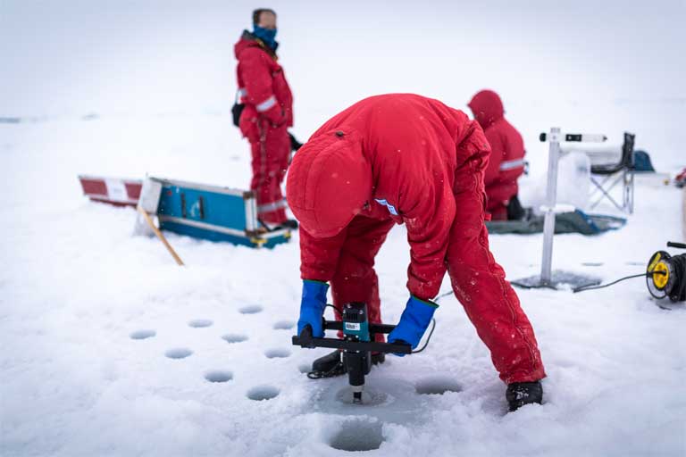 Ice may. Скребок зимний Icebreaker. Работа на холоде. Строители в холод.