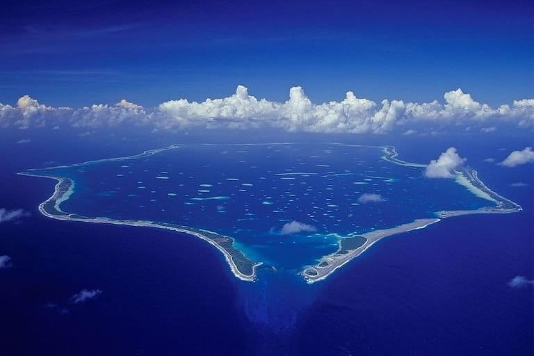 An aerial view of Penrhyn, the Cook Islands northernmost island, taken in 1995. Image by EwanSmith via Wikimedia Commons (CC BY-SA 3.0).