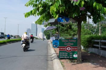 Ca phe sua da on sale for 65 cents from a cart on the side of the road near Ho Chi Minh City's downtown. Photo by Michael Tatarski for Mongabay.