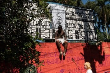 Guarani indigenous people protest against real estate speculation in a lot close to Jaraguá indigenous reserve in São Paulo. Image by Tommaso Protti for Mongabay