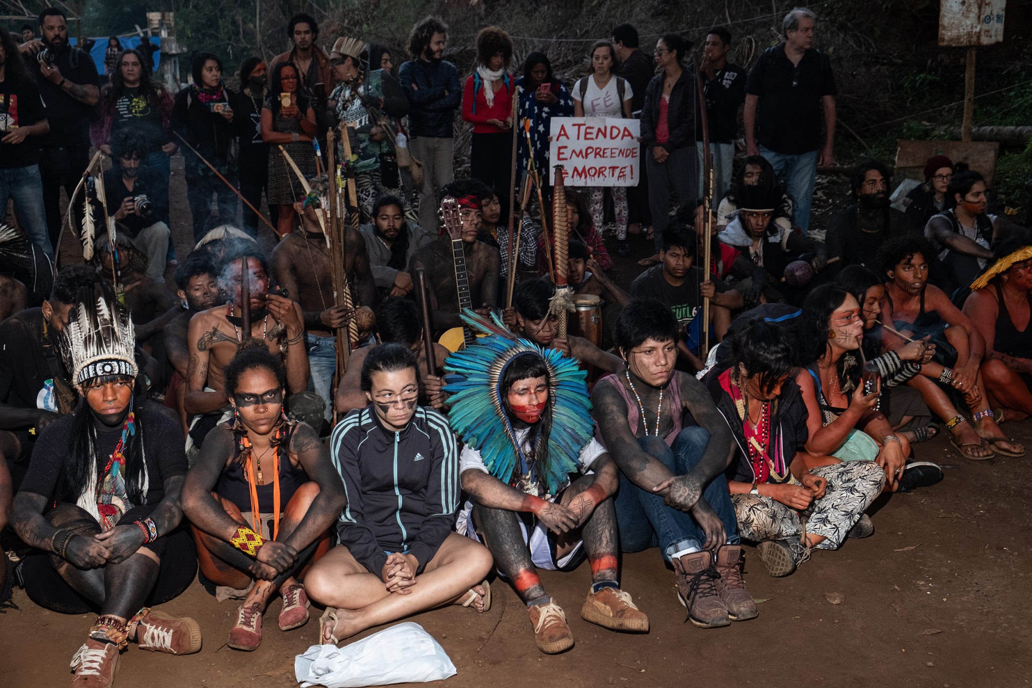 Guarani indigenous people protest against real estate speculation in a lot close to Jaraguá indigenous reserve in São Paulo. Image by Tommaso Protti for Mongabay