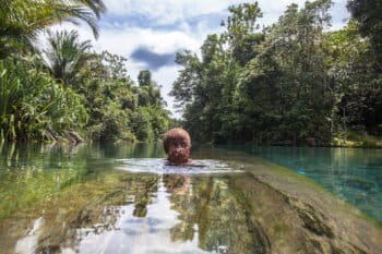 Papuan girl swims in Kali Biru in the Knasaimos landscape in Teminabuan, South Sorong, West Papua. Credit line: © Jurnasyanto Sukarno / Greenpeace