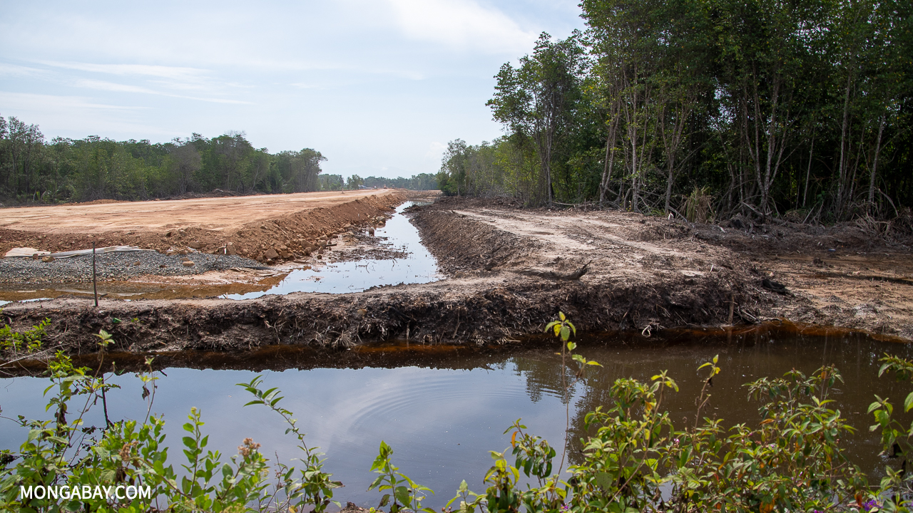 Construction on the Pan Borneo Highway in northern Sabah. Image by John C. Cannon/Mongabay.