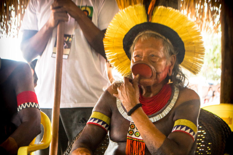 Chief Raoni presiding over debates in Piaraçu. Image by Rafael Forsetto.