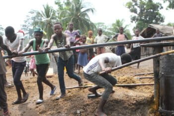 Banner image of an artisanal palm oil production in Yalifombo village. Image © Oskar Epelde courtesy of Oakland Institute.