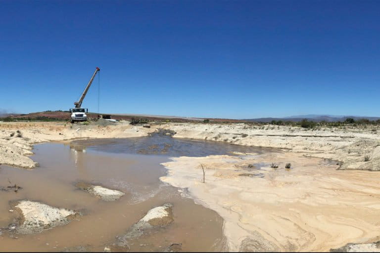 Drilling for water in San Ramón, California. Intense consumption by commercial agribusiness in U.S. states like Arizona and California is steadily using up fossil water. 