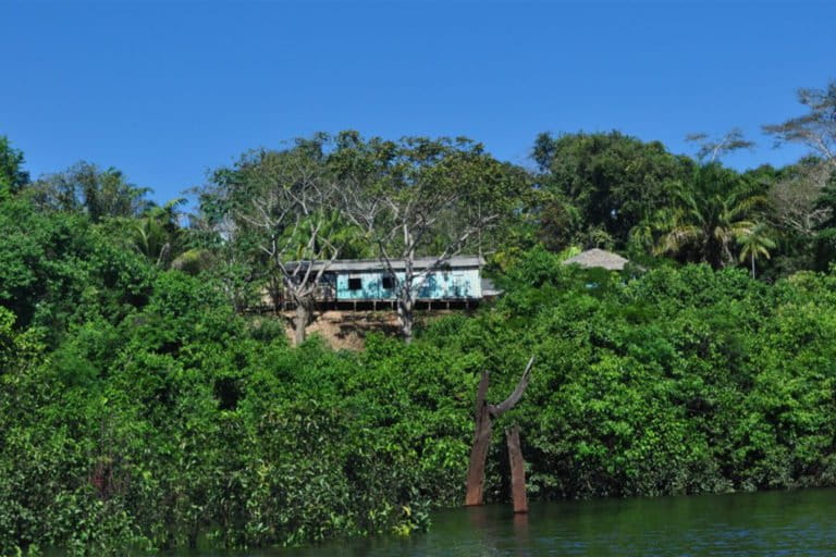 Riverside home in the Lago do Cuniã extractive reserve.