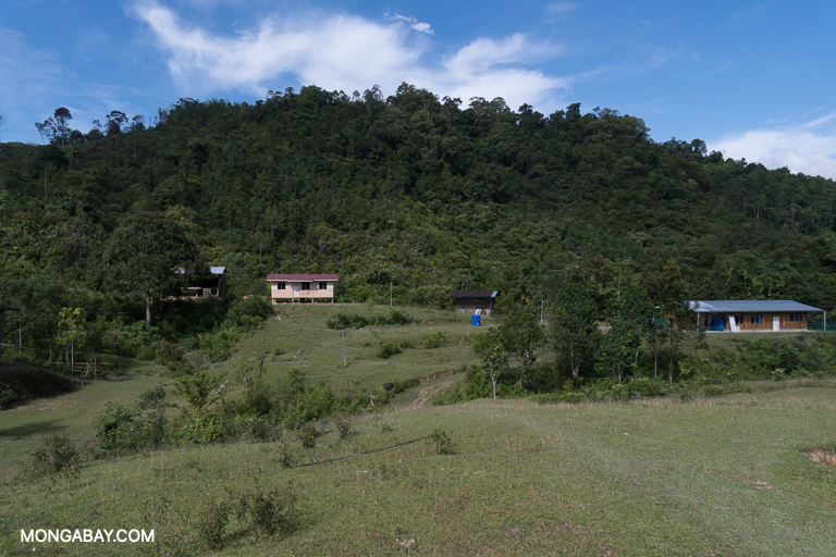 A community in Sabah’s Crocker Range. Image by John C. Cannon/Mongabay.