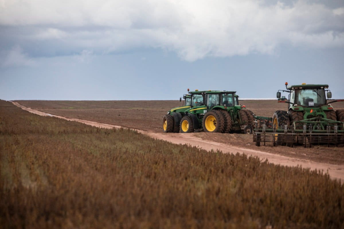 Big JOHN DEERE Tractors Plowing, Planting & Harvesting 