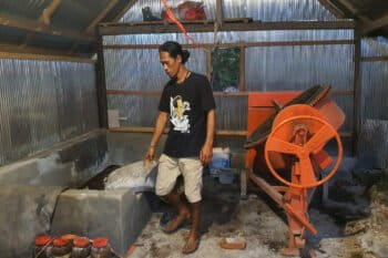 In addition to playing an active role in building Rammang-rammang as a nature tourism center, Iwan Dento is also active in promoting organic agriculture.