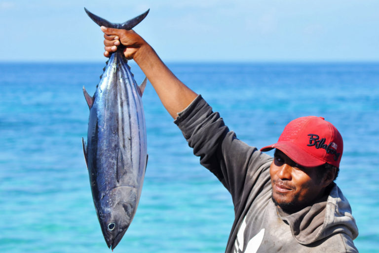 Un pescador de Maluku mostrando su captura de atún barrilete.