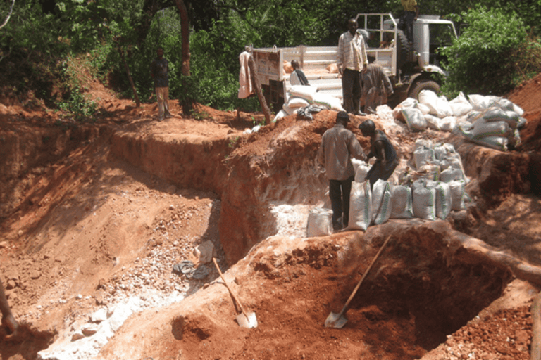 Coltan mine in the Democratic Republic of Congo. The mining boom was fuelled by the extraction of minerals like coltan, which is used in the production of mobile phones. Image courtesy of Responsible Sourcing Network, Flickr Creative Commons license.