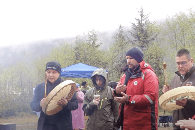 Mamalilikulla First Nation ha condiviso il pranzo e ha eseguito canti e balli tradizionali nel loro remoto territorio sulla costa centrale della Columbia Britannica.  Immagine per gentile concessione di Erica Gies.