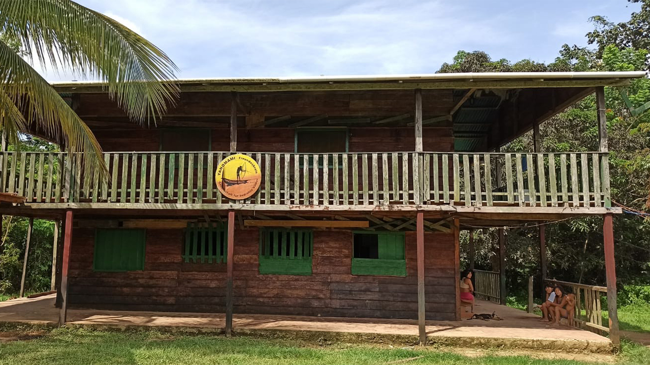 Since 1997, Hilfe Yanomami has built three health clinics in the reserve. One of them, in the Papiu-Kayanaú village, was renovated this year with the help of the NGO. Mercury poisoning, a result of illegal gold mining in the territory, became a major concern among the Yanomami in the last years.