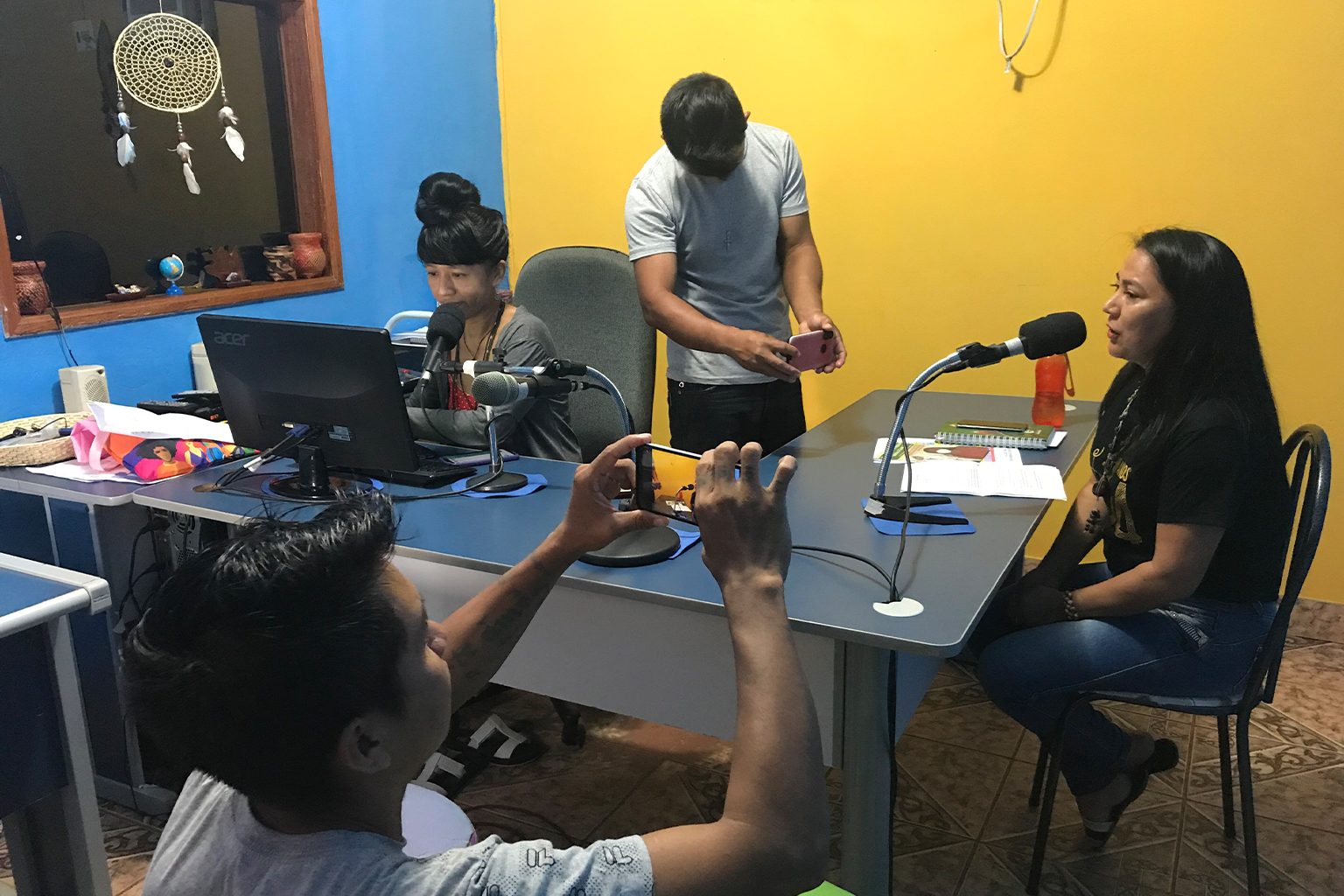 Cláudia Wanano, Juliana Albuquerque (of the Baré Indigenous group), Adelson Ribeiro (Tukano) and Irinelson Piloto (Tukano) present the radio program Papo da Maloca.