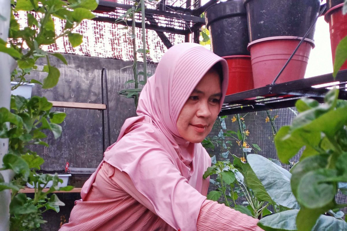 Sakiah in her garden.