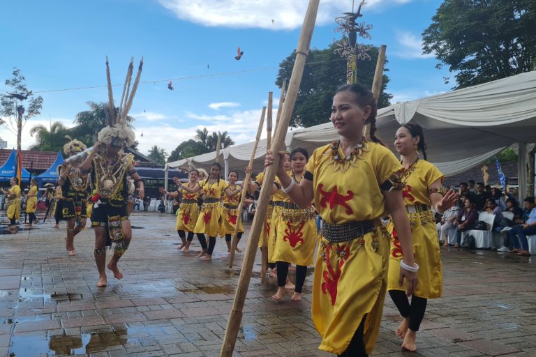 Partai-partai pro-bisnis menuduh Indonesia menunda RUU hak-hak masyarakat adat