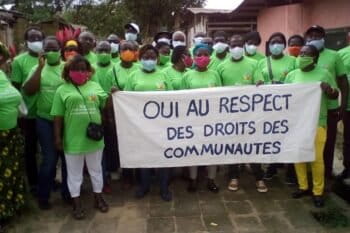 Members of Synaparcam, an association of communities affected by Socapalm holding a banner reading "YES to the respect of community rights" in French. Image courtesy Thierry Didier Kuicheu
