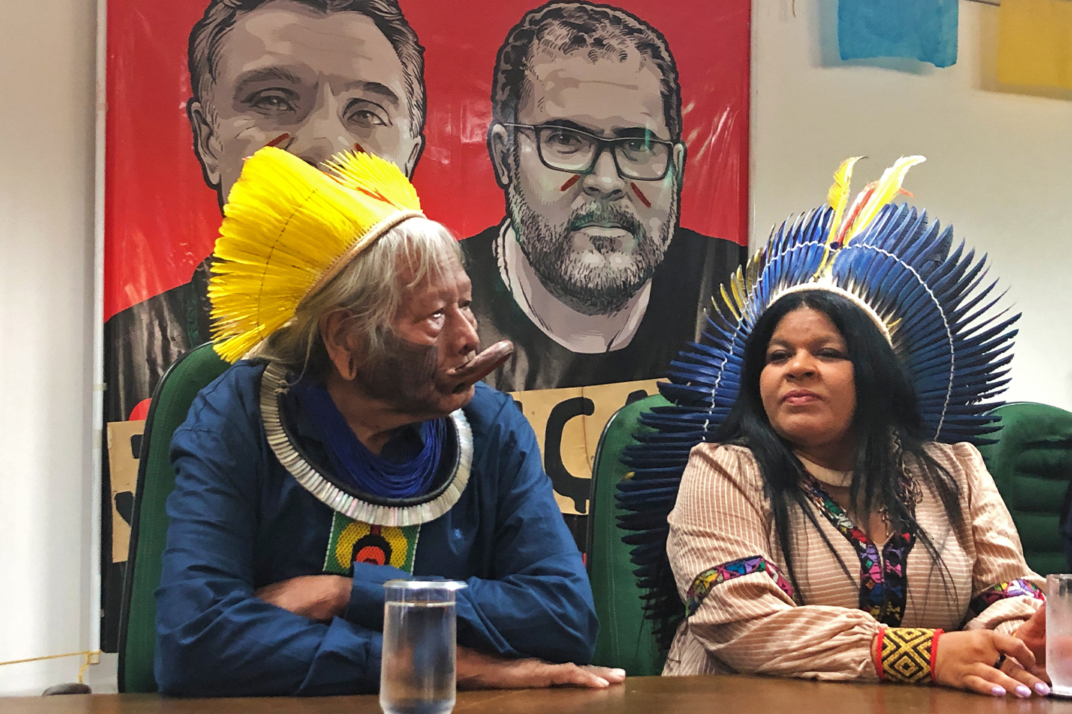 Raoni Metuktire, cacique indígena de 92 anos, do povo Kayapó, e Sonia Guajajara na sede da Fundação Nacional dos Povos Indígenas (Funai) em Brasília. Foto: Karla Mendes/Mongabay.