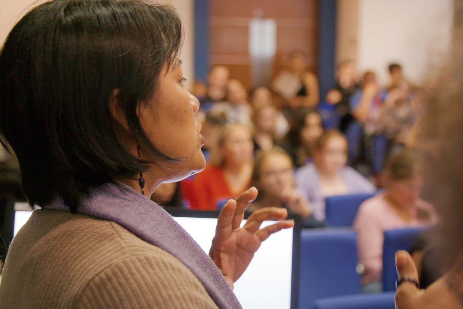 Indigenous anthropologist Nelly Marubo lectures.