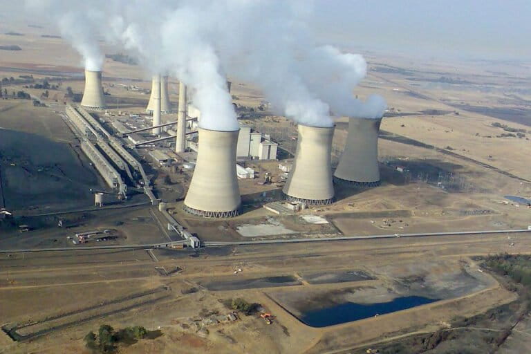 Aerial photo of Arnot power station, Middelburg, Mpumalanga, South Africa, steam rising from cooling towers. Image by Gerhard Roux via Wikimedia (CC BY-SA 4.0)