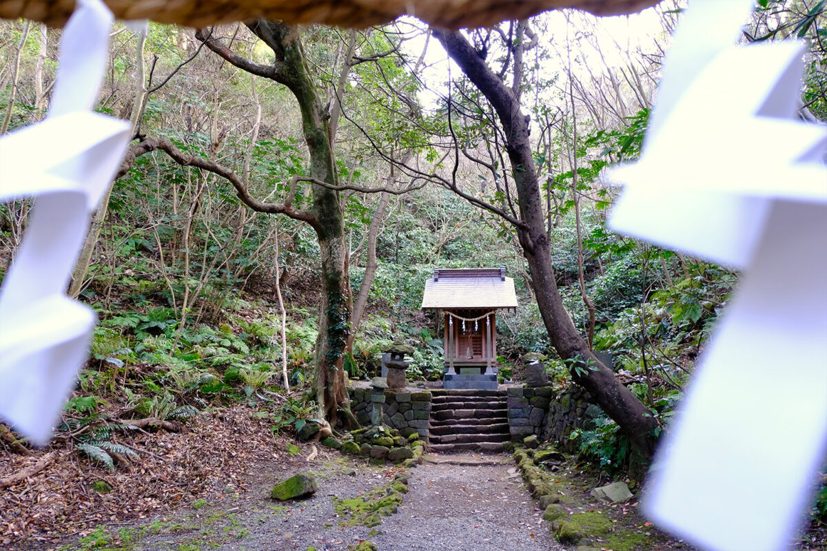 A shrine for fishers in Manazuru’s “fish forest.”