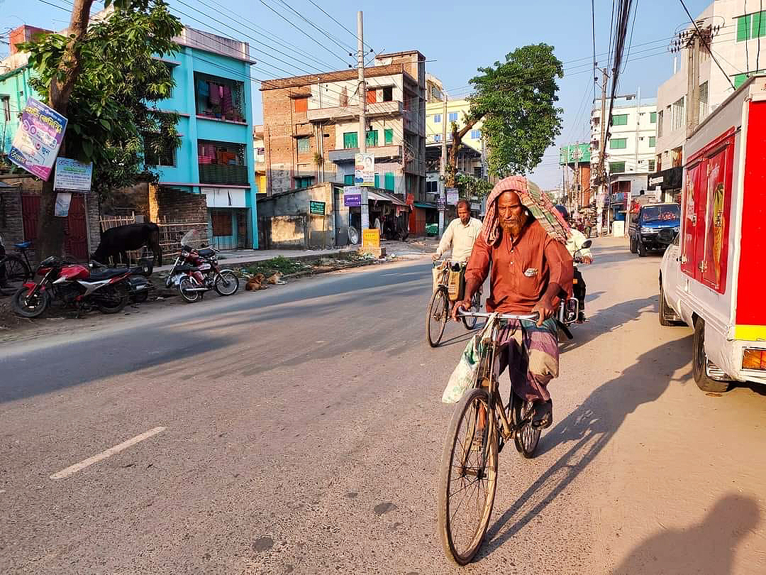 A cycler uses a local towel overhead to get relief from the heatwave.