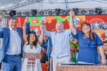 (Left to right) Minister of State for Development and Social Assistance, Family and Fight against Hunger, Wellington Dias, Minister of State for Indigenous Peoples, Sonia Guajajara, President of the Republic, Luiz Inácio Lula da Silva, President of Wafunai, Joênia Pichan, during the 19th edition of Camp Terra Livre (ATL), 2023. Image by Palácio do Planalto (Brazil presidential palace) via Flickr (CC BY 2.0).