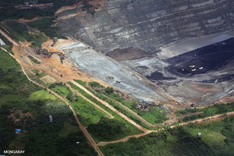 Pemandangan udara pertambangan batubara di Kalimantan, Indonesia.