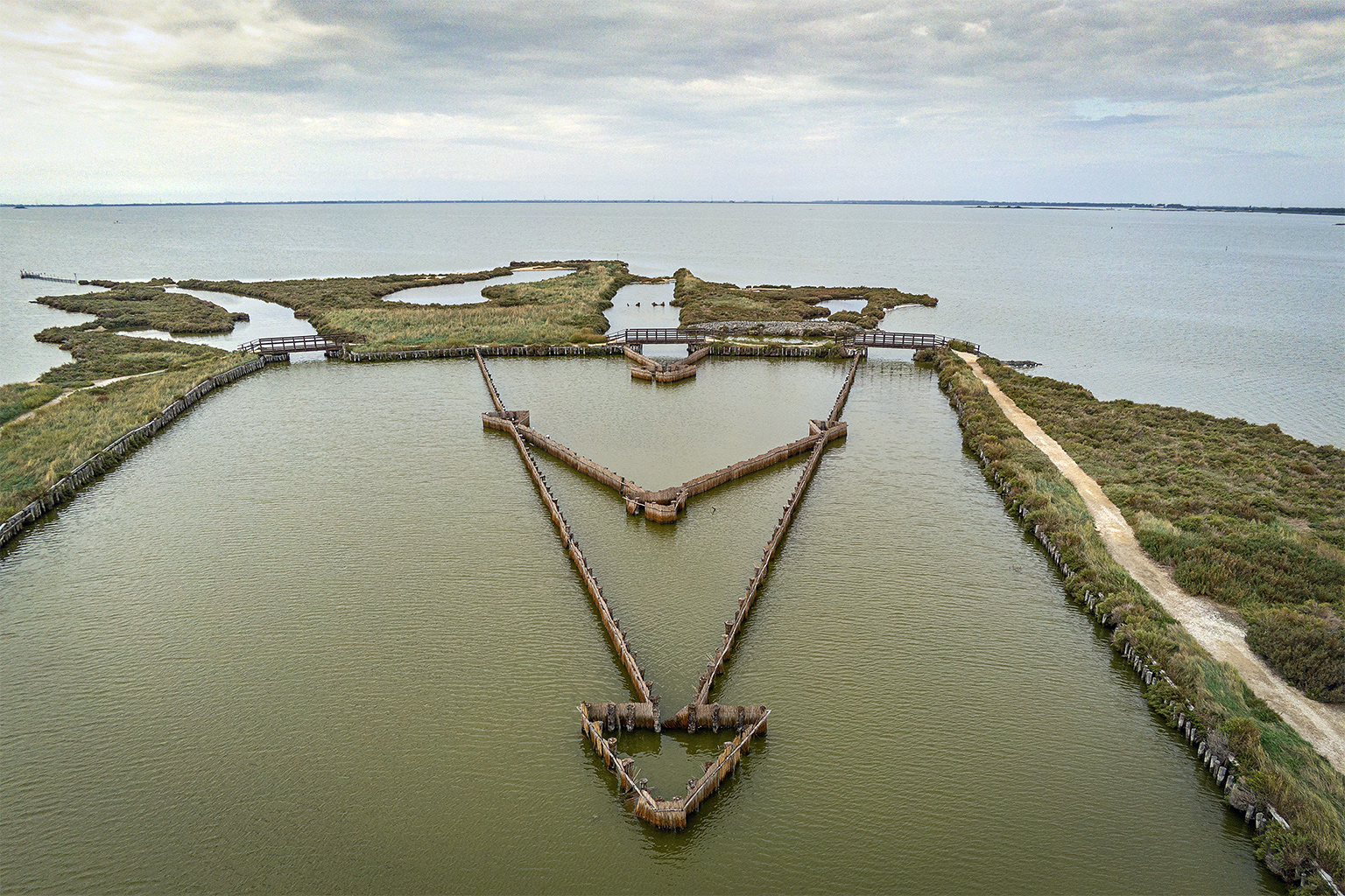 A V-shaped weir called lavorierio.