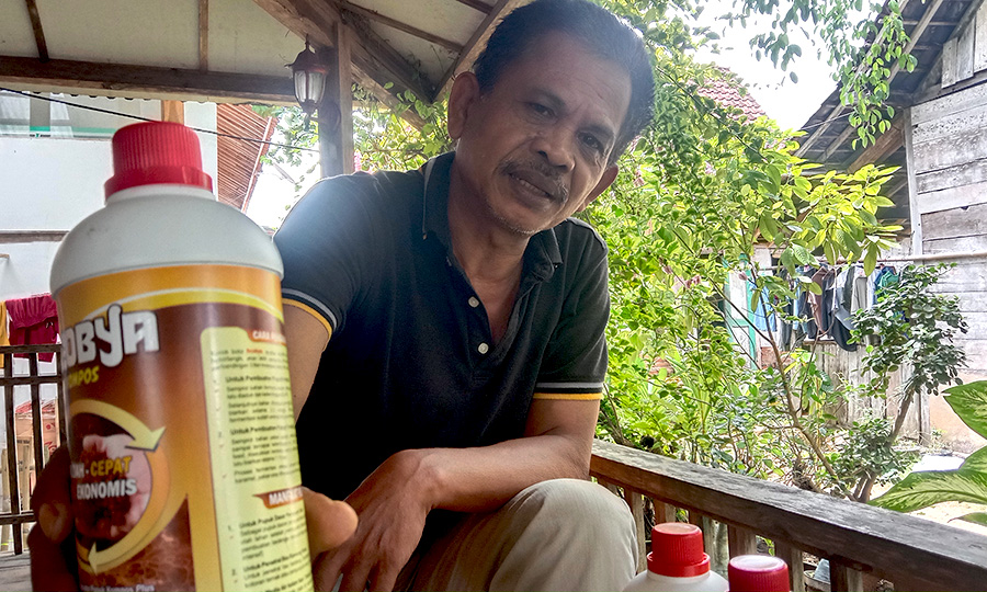 Suprayitno, a resident of East Lampung Regency, Lampung, showing his organic fertilizer.