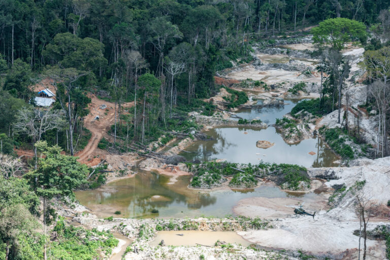 A Specialized Inspection Group (GEF) deactivates illegal mining machines in the Munduruku Indigenous Land in Pará.