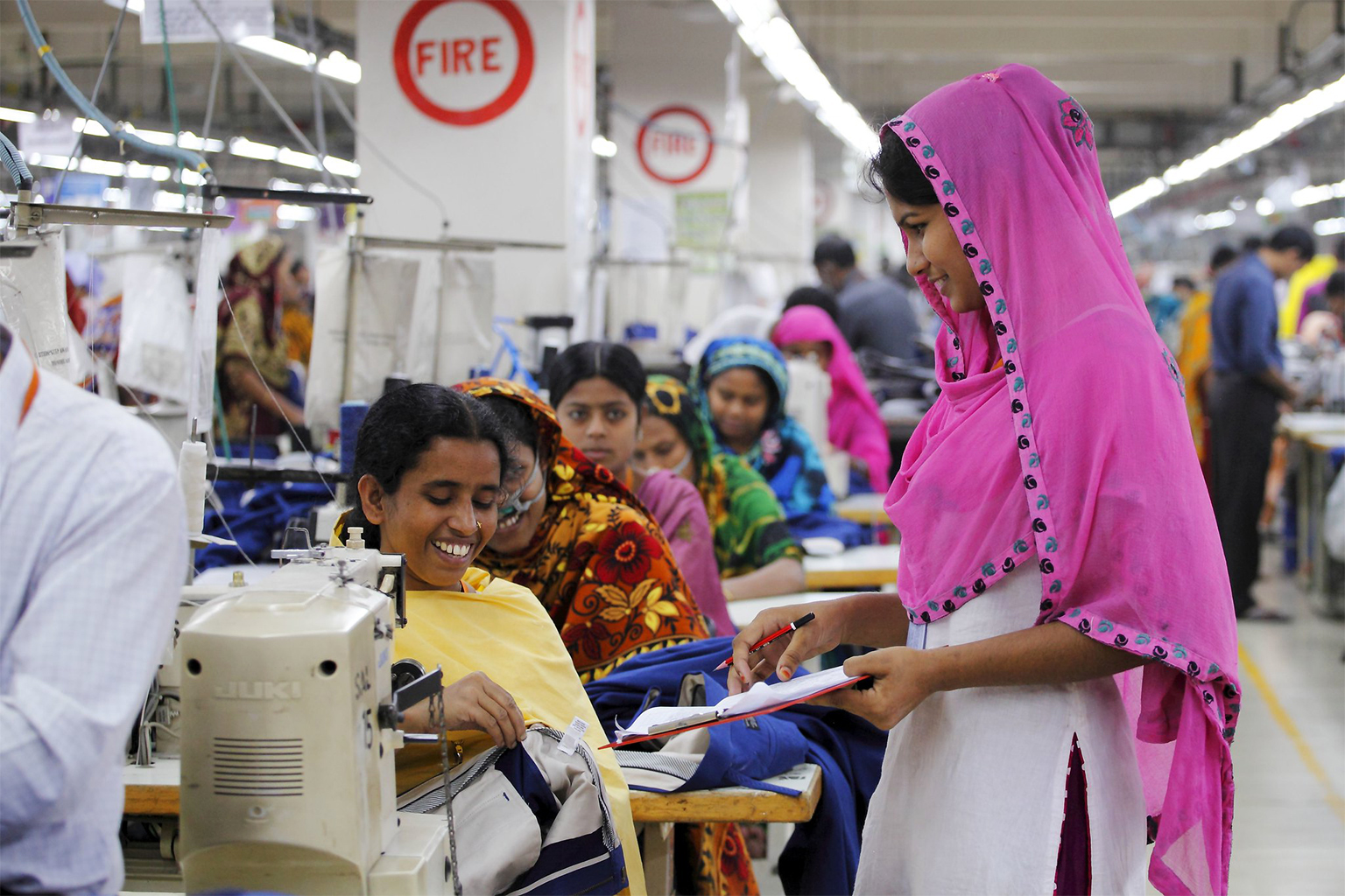 A supervisor interacts with a sewer in Bangladesh