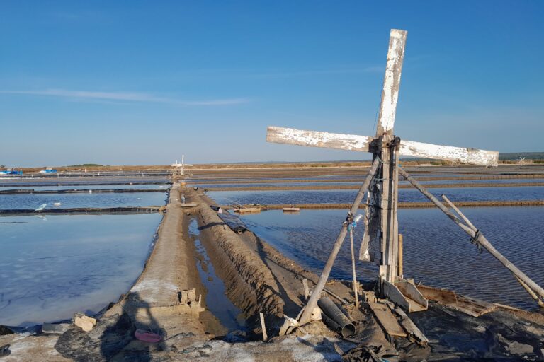 Seorang perempuan nelayan memperjuangkan proyek pertanian garam pesisir di pulau Madura, Indonesia